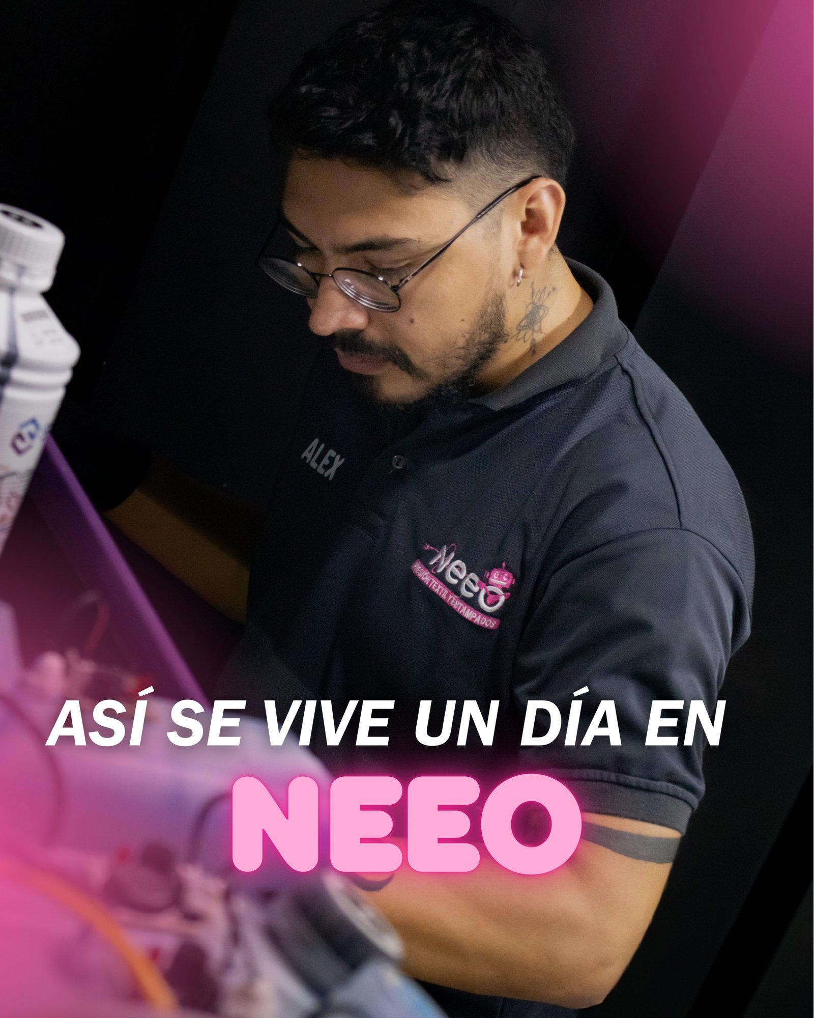 Equipo de diseño NEEO DTF trabajando en personalización textil